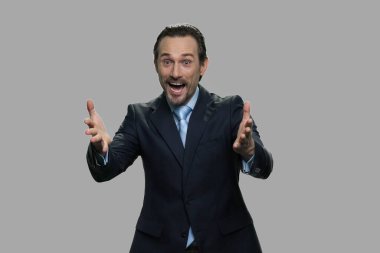 Elleriyle hareket eden heyecanlı iş adamının portresi.