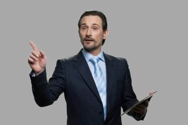 Dijital tablet kullanan bir işletme yöneticisi.