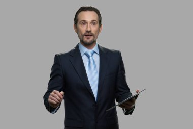 Kafkas işadamı elinde bilgisayar tableti tutuyor.