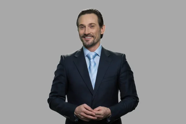 Porträtt av lycklig affärsman på grå bakgrund. — Stockfoto