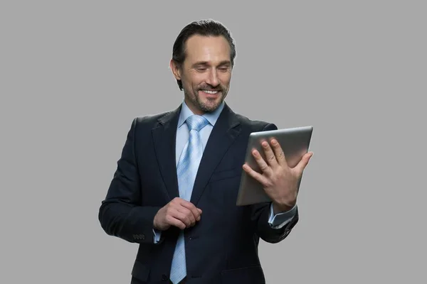 Empresário alegre ter vídeo chat via tablet pc. — Fotografia de Stock