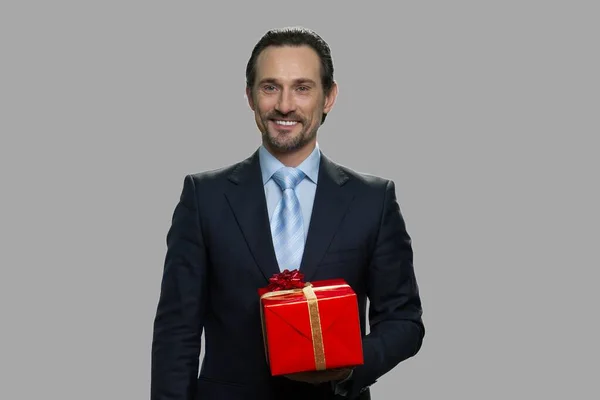 Όμορφος επιχειρηματίας κρατώντας κουτί δώρου. — Φωτογραφία Αρχείου