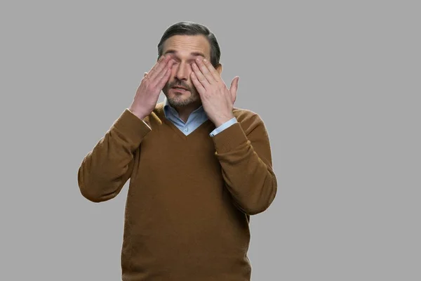 Retrato de un hombre maduro frotándose los ojos. —  Fotos de Stock