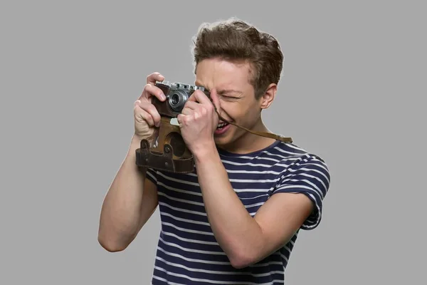 Nastolatek chłopiec za pomocą stary retro aparat. — Zdjęcie stockowe