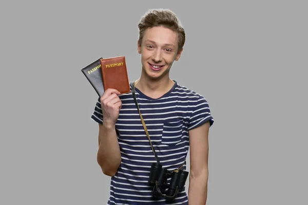 Porträtt av glad pojke med två pass. — Stockfoto