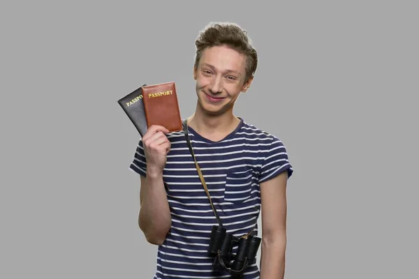 Ung turist pojke visar pass. — Stockfoto