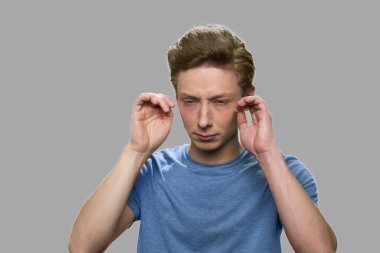 Gözlerini ovuşturan genç adamı kapat..