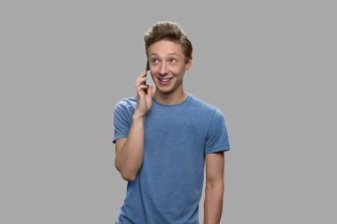 Mutlu genç çocuk cep telefonuyla konuşuyor..