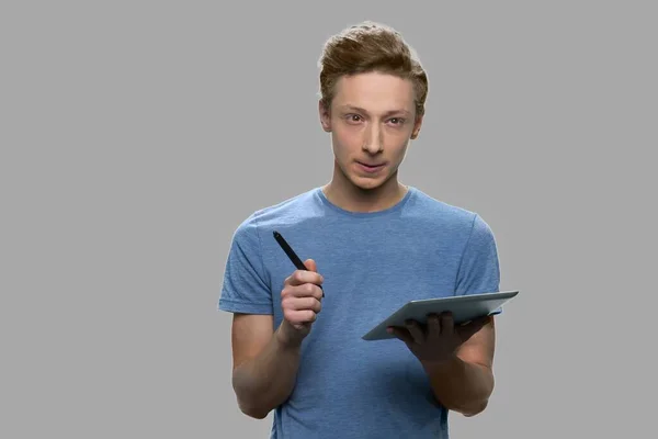 Biały student pracujący na tablecie cyfrowym. — Zdjęcie stockowe