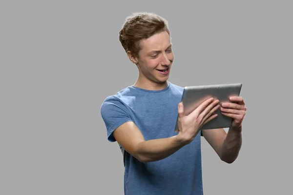Adolescente usando la tableta de la PC. — Foto de Stock