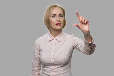 İş kadını görünmez bir sanal ekrana basıyor ve aşırıyor.