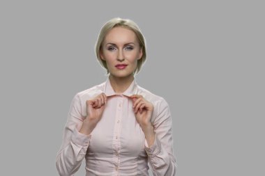 Gri arka planda gömlekli seksi kadın..