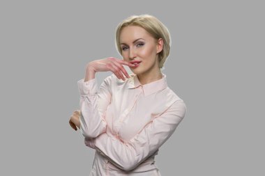 Çekici genç kadın flört ediyor ve baştan çıkarıyor..