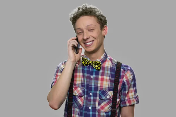 Feliz sorrindo adolescente menino falando no telefone celular. — Fotografia de Stock