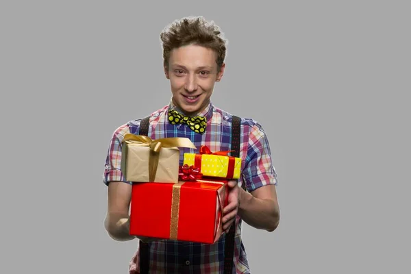 Stilig tonåring pojke som håller presentförpackningar. — Stockfoto