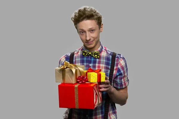 Nastolatek trzyma pudełka z prezentami. — Zdjęcie stockowe