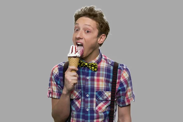 Divertido adolescente comiendo helado en cono de gofre. —  Fotos de Stock