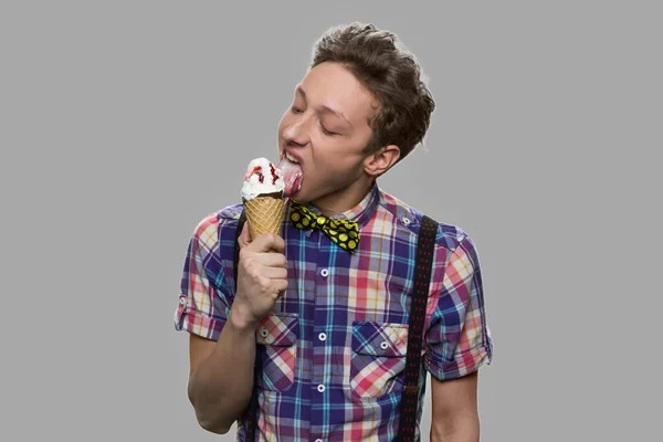 Caucásico adolescente chico disfrutando de un helado. —  Fotos de Stock