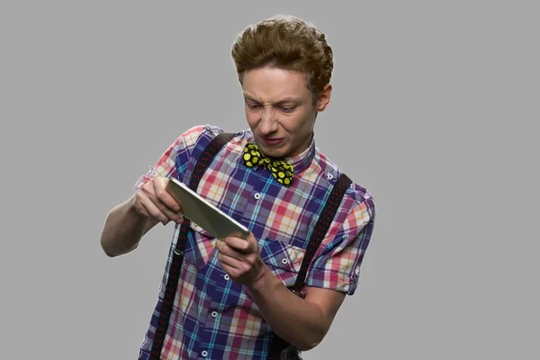 Zabawny chłopak nastolatek gra wideo na smartfonie. — Zdjęcie stockowe