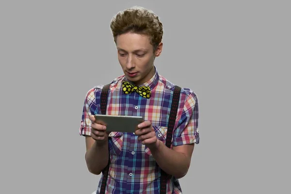 Stylový dospívající chlapec hrát hru na smartphone. — Stock fotografie
