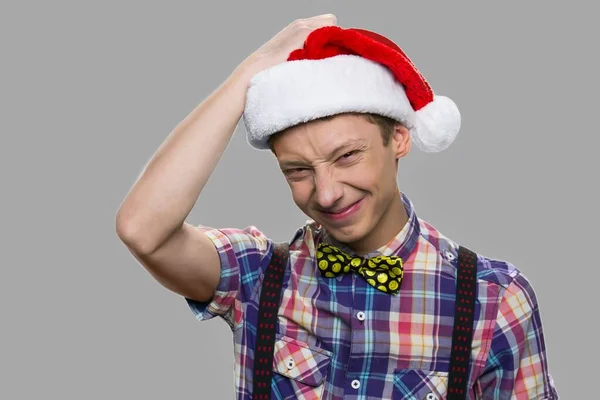 Ritratto di felice divertente ragazzo in cappello di Babbo Natale. — Foto Stock