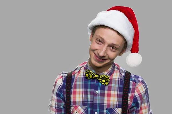 Portret przystojnego nastolatka w kapeluszu Chistmas. — Zdjęcie stockowe