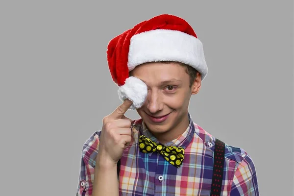 Porträtt av tonåring pojke i Santa hatt har kul. — Stockfoto