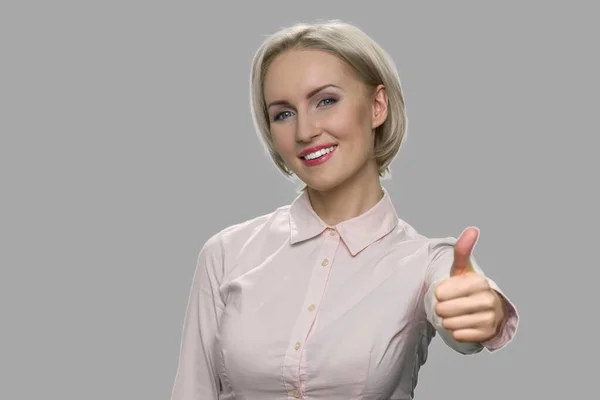 Smiling office woman giving thumb up. — Stock Photo, Image