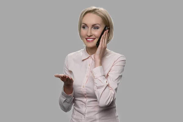 Young business woman talking on cell phone. — Stock Photo, Image