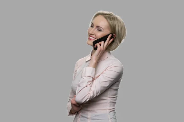 Jovem mulher feliz falando no telefone celular. — Fotografia de Stock