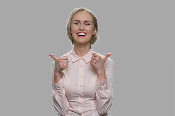 Happy business woman giving two thumbs up. — Stock Photo, Image