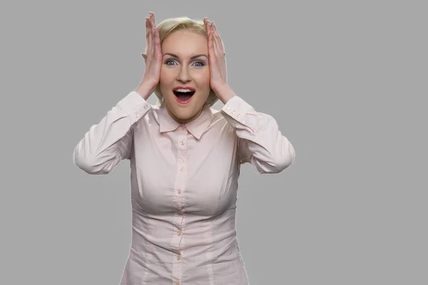 Gelukkig verbijsterd vrouw kijken naar camera. — Stockfoto