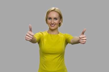 Heyecanlı genç bayan iki parmağını kaldırıyor..