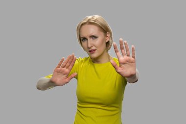 Beyaz bir kadın reddedilme işareti gösteriyor..