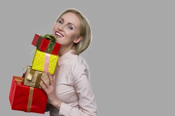 Empregado feliz recebeu um bônus surpresa ou presente. — Fotografia de Stock