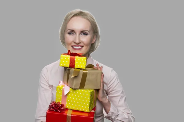Ritratto di bella donna con mucchio di scatole regalo. — Foto Stock