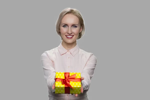 Mulher muito caucasiana dando caixa de presente. — Fotografia de Stock