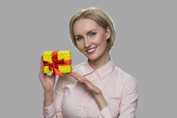 Chiudi felice donna sorridente che mostra scatola regalo. — Foto Stock