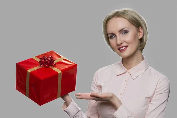 Mulher de negócios apresentando caixa de presente. — Fotografia de Stock