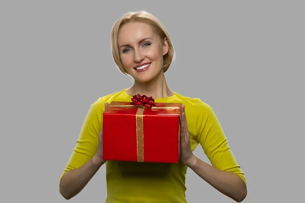 Bella donna in possesso di scatola regalo. — Foto Stock
