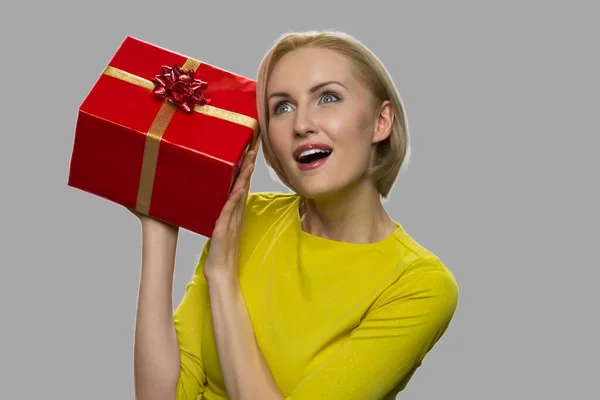 Jovem mulher caucasiana regozijando sua caixa de presente de aniversário. — Fotografia de Stock