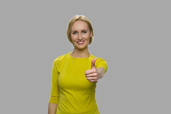 Feliz joven mujer dando el pulgar hacia arriba gesto. — Foto de Stock