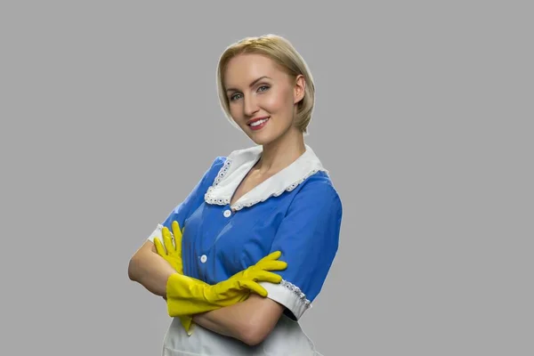 Portret van een mooie huishoudster kruiste haar armen. — Stockfoto