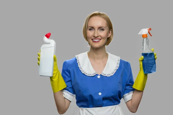 Linda jovem empregada doméstica olhando para a câmera. — Fotografia de Stock