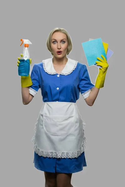 Młoda ładna kobieta trzyma narzędzia do sprzątania. — Zdjęcie stockowe