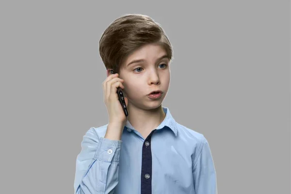 Leuke blanke jongen praten op mobiele telefoon. — Stockfoto