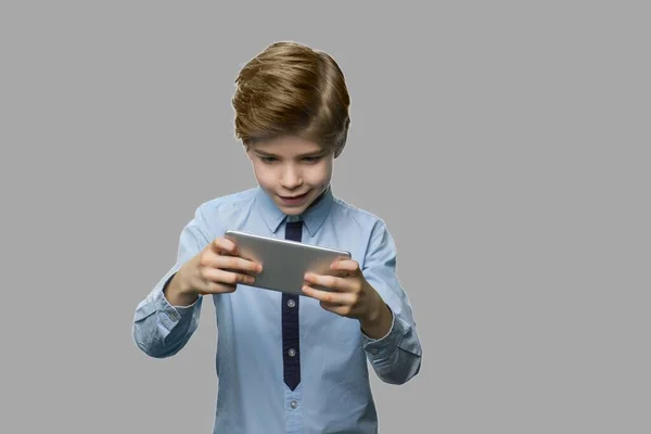 Niño preadolescente jugando juego en el teléfono inteligente . — Foto de Stock