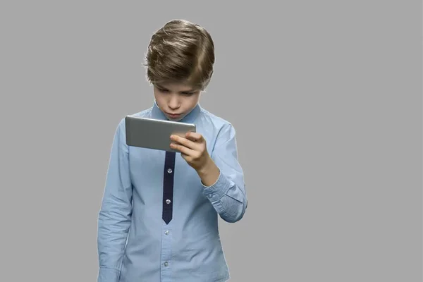 Knappe blanke jongen met behulp van smartphone. — Stockfoto