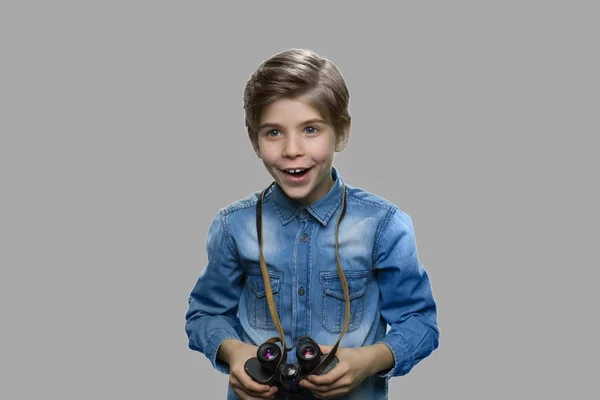 Opgewekt preteen jongen met verrekijkers. — Stockfoto