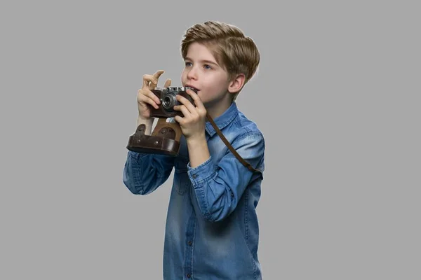 Ciekawy chłopiec rasy kaukaskiej korzystający z lornetki. — Zdjęcie stockowe